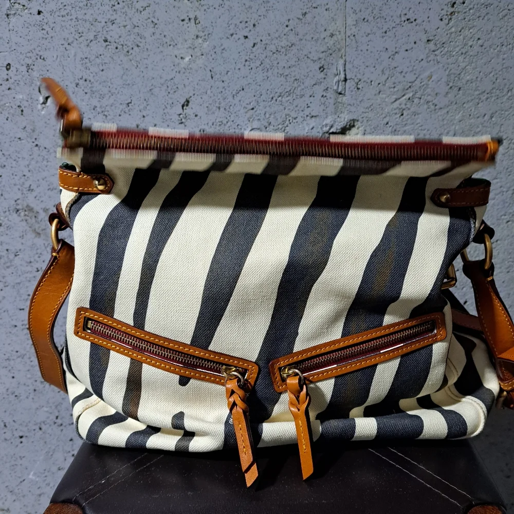 Dooney & Bourke chic d&b
